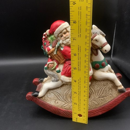 Caja de música Sanyo vintage de Papá Noel está llegando a la ciudad en un caballo mecedor - Imagen 14 de 17