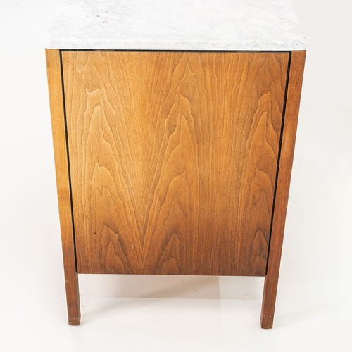 1960s Florence Knoll 3-Drawer Walnut Dresser with White Marble Top 2x Available - Foto 8 di 12