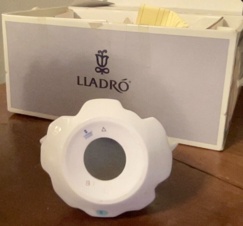 Vintage Lladro Figurine. Angel. #85F. 7 1/2" Tall. - Picture 5 of 7