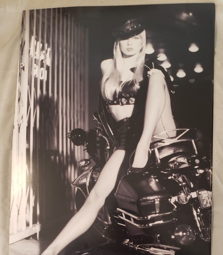 Traci Lords on Paper Magazine 1991 11X16 29 Pages Non-Nude  - Picture 4 of 4
