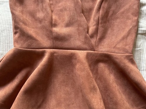 Charlotte Russe rostfarbenes ärmelloses Wildlederimitat V-Ausschnitt Jakobsmuschelkante Schößchen Top Gr. S - Bild 5 von 20