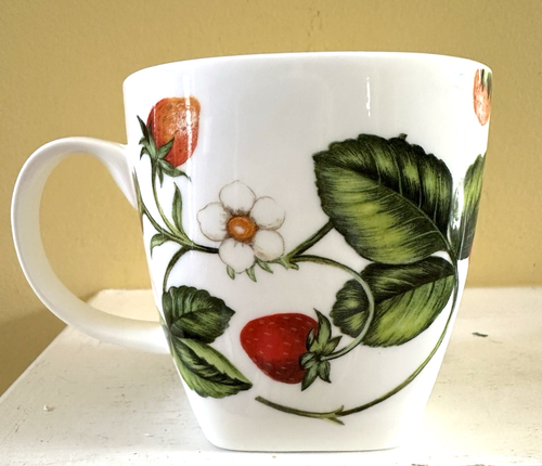 Vintage Crown Trent ERDBEERFELDER Becher groß 4" quadratische Form neuwertig selten