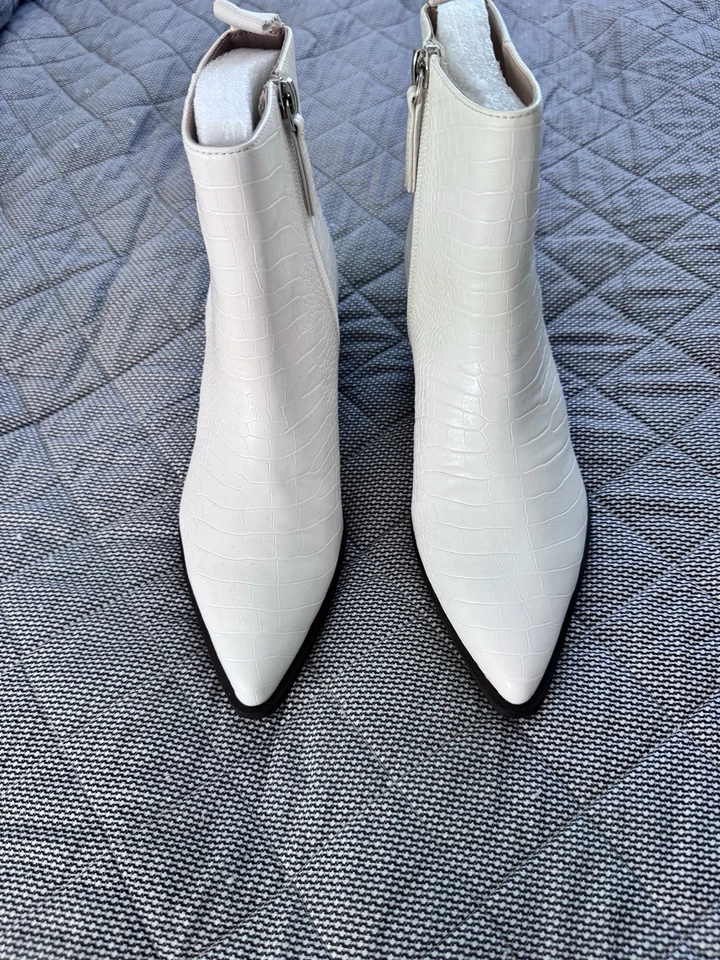 Botines Steve Madden para mujer blancos en punta con estampado de piel de serpiente talla 6,5 NUEVOS SIN CAJA Foto 2 de 4