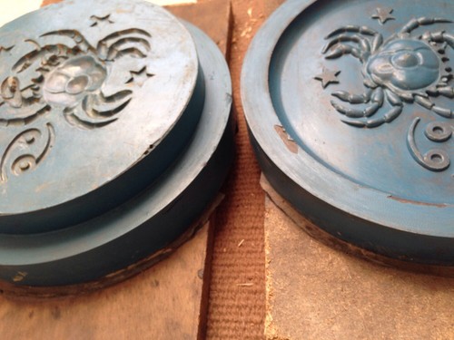 Antique Old Vtg Pewter Making Blue Mold Tile Crab ZODIAC CANCER Horoscope Plate - Picture 5 of 5