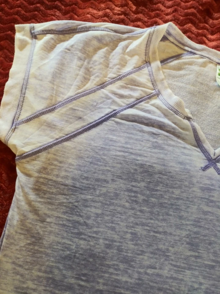 Camiseta Green Tea roxa gola V manga curta M burnout peso leve - Imagem 3 de 4