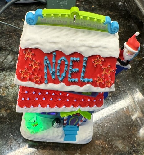 2015 Hallmark Keepsake Merriest House in Town Magic Cord Luz y Sonido ¡¡Nuevo!!! - Imagen 3 de 12