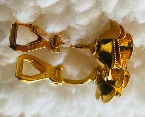 Vintage Faux Pearl Textured Gold Tone Rose Shaped Clip On Earrings - Picture 4 of 4