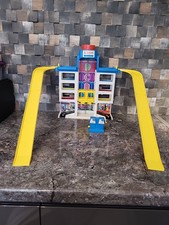 1979 Exxon Garage with working elevator, Ramps And Petrol Pumps Vintage RARE