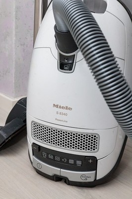 Miele Bodenstaubsauger S8340 Powerline BrillantWeiß vacuum cleaner 890W + 4 Beut