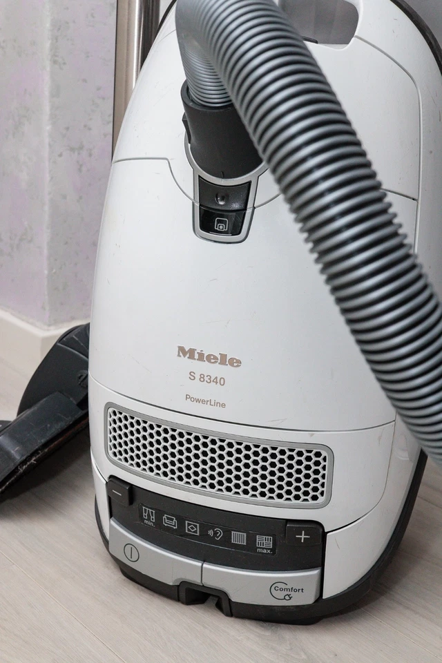 Miele Bodenstaubsauger S8340 Powerline BrillantWeiß vacuum cleaner 890W + 4 Beut