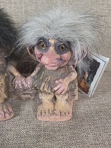 Pareja de trolls Nyform sentada en tronco hecha a mano en Noruega coleccionable #175 - Imagen 2 de 11
