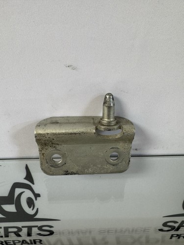 2007 - 2018 MERCEDES SPRINTER 2500 3500 DOOR LOWER LOCK BRACKET OEM A9067600077 - Foto 1 di 2