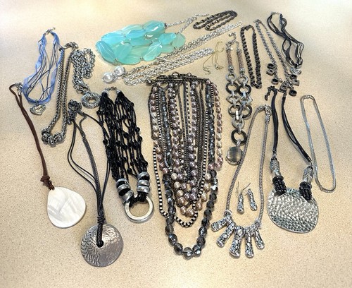 Vintage Mixed Jewelry Lot Including 19 Necklaces & 1 Matching Earrings - Picture 3 of 4