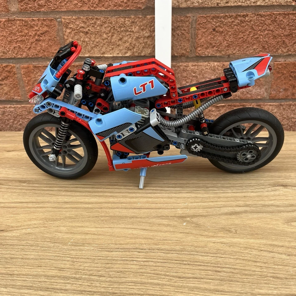 LEGO Technic 42036 Street Motorcycle, photo 3 of 4