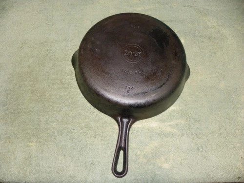 Vintage Griswold Cast Iron Skillet No. 8, Small Logo 704 E, Sits Flat ,Nice Pan