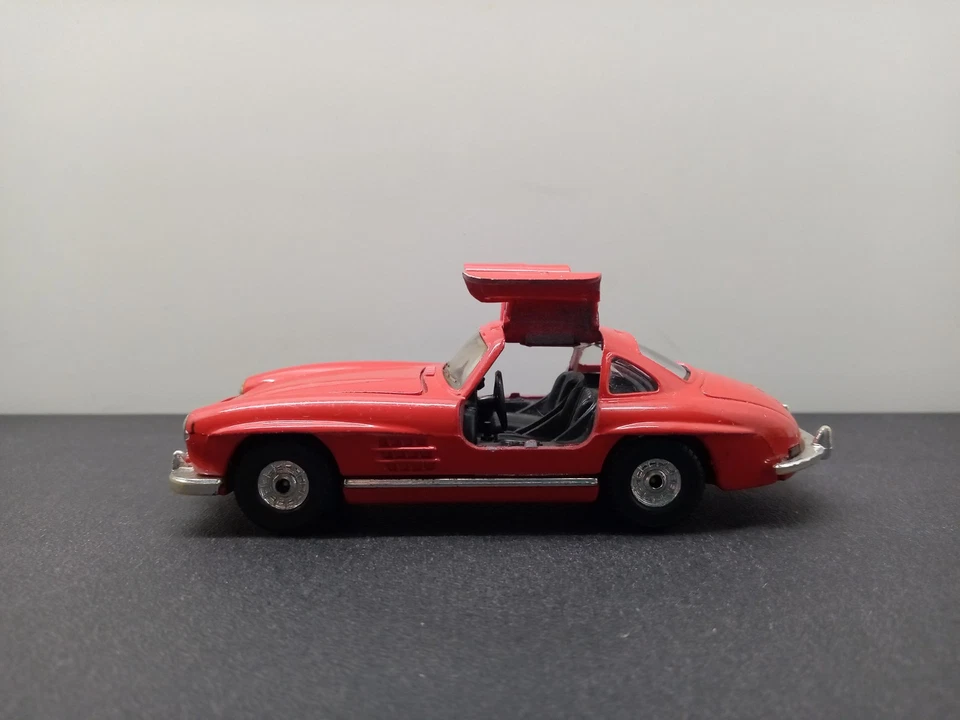 Corgi 1:35 Mercedes 300 SL Flügeltürer rot Modellauto - Bild 3 von 4