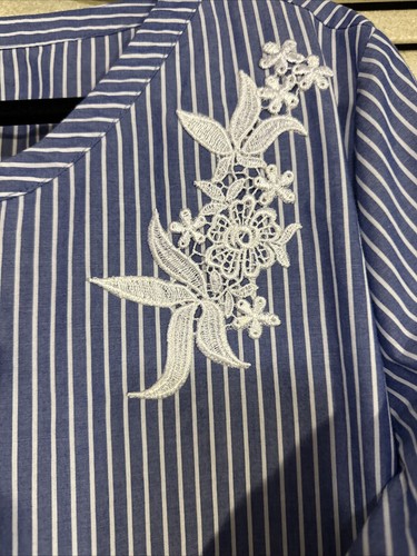 NWOT Van Heusen Women's Blue White Stripe Embroidered Size XL Top - Bild 3 von 8