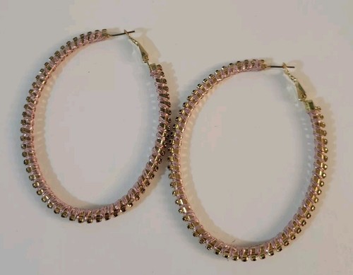 Orecchini a cerchio filo rosa avvolti con strass tono oro - Foto 1 di 4