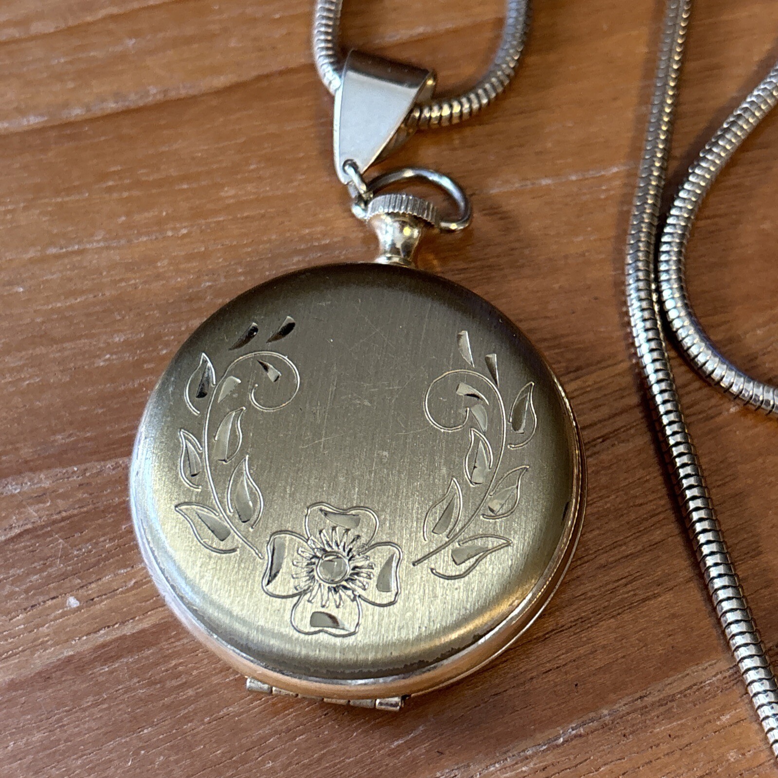 Vintage Gold Tone Pocket Watch Style Engraved Loc… - image 4