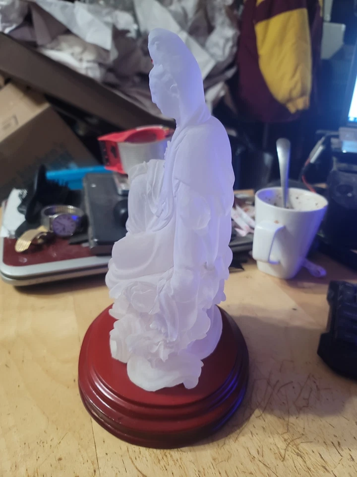 "Estatua blanca esmerilada Guanyin Kwan Yin Diosa de la Misericordia sobre soporte rojo - resina de 11""" Foto 4 de 4