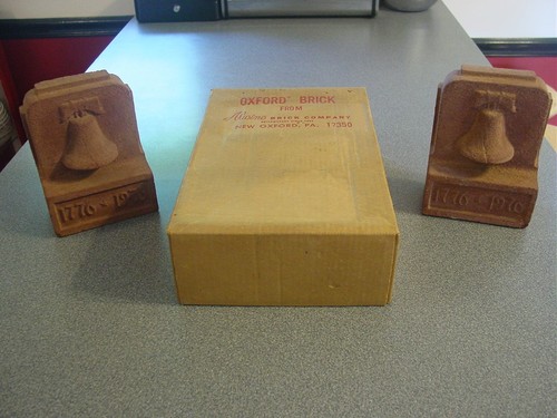 2 ladrillos Alwine nuevos Oxford PA Bicentenario 1776-1976 Liberty arcilla exhibición moldeada