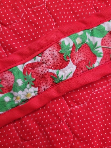 Vintage Handmade Quilted Red Strawberry Casserole Carrier with Snaps & Handle - Picture 6 of 9