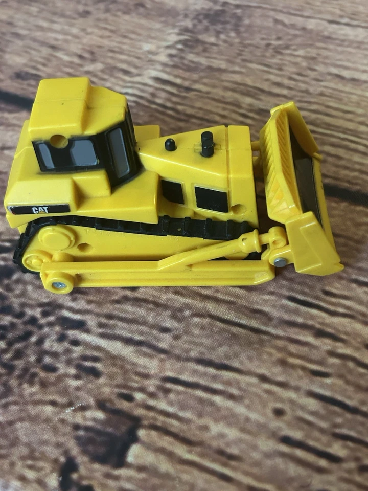 CAT BULLDOZER 1/48 O SCALE YELLOW PLASTIC - Image 4 of 4