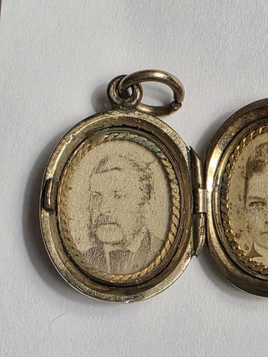 Antique Victorian 10k gold enamel engraved mourning locket w/ early photos - Picture 4 of 5