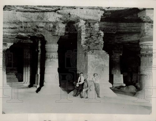 1937 Press Photo Archaeological Expedition Members In Cave Exploration In India