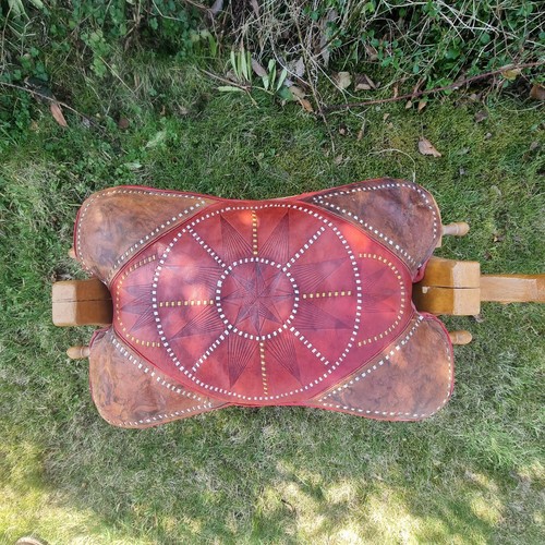 Vintage Ägyptischer Kamel Sattel Hocker Verziertes Leder & Holz Fußhocker Ottomane - Bild 4 von 23