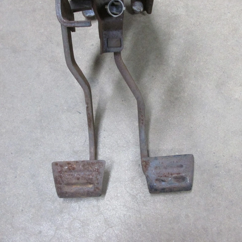 Chevrolet Chevelle El Camino 1966 original GM EMBRAGUE Y PEDAL DE FRENO Y JUEGO DE SOPORTES Foto 2 de 4