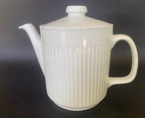 Johnson Brothers Athena Tea Pot Ironstone 5 Cups VTG EUC England Made - Picture 1 of 3