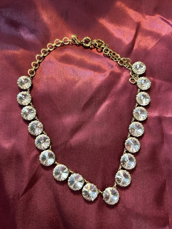 Collar distintivo de cadena de oro con estrás de cristal transparente firmado por J Crew Foto 2 de 4