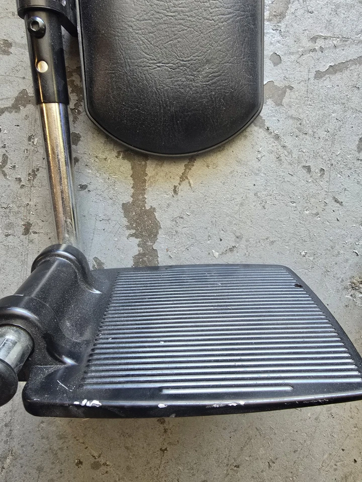 Wheel Chair elevating foot rest for legs with mounting brackets & bolts included - Image 2 of 4