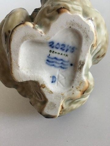 Royal Copenhagen Stoneware Figurine of a child with a bear No 20245 - Bild 4 von 6