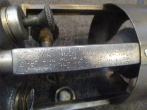 Stufa tascabile a bruciatore singolo Coleman vintage post seconda guerra mondiale modello 530-299 A47 con custodia - Foto 9 di 19