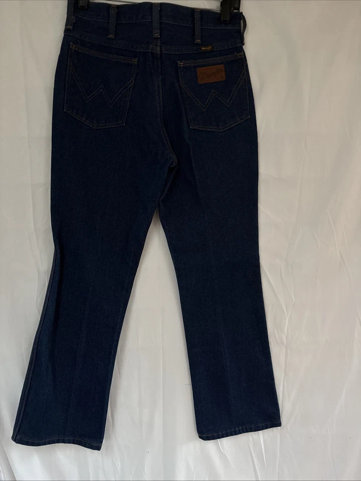 Jeans Wrangler Cowboy Cut 945DEN masculino 31x30 ajuste regular azul escuro denim EUA louco - Imagem 3 de 4