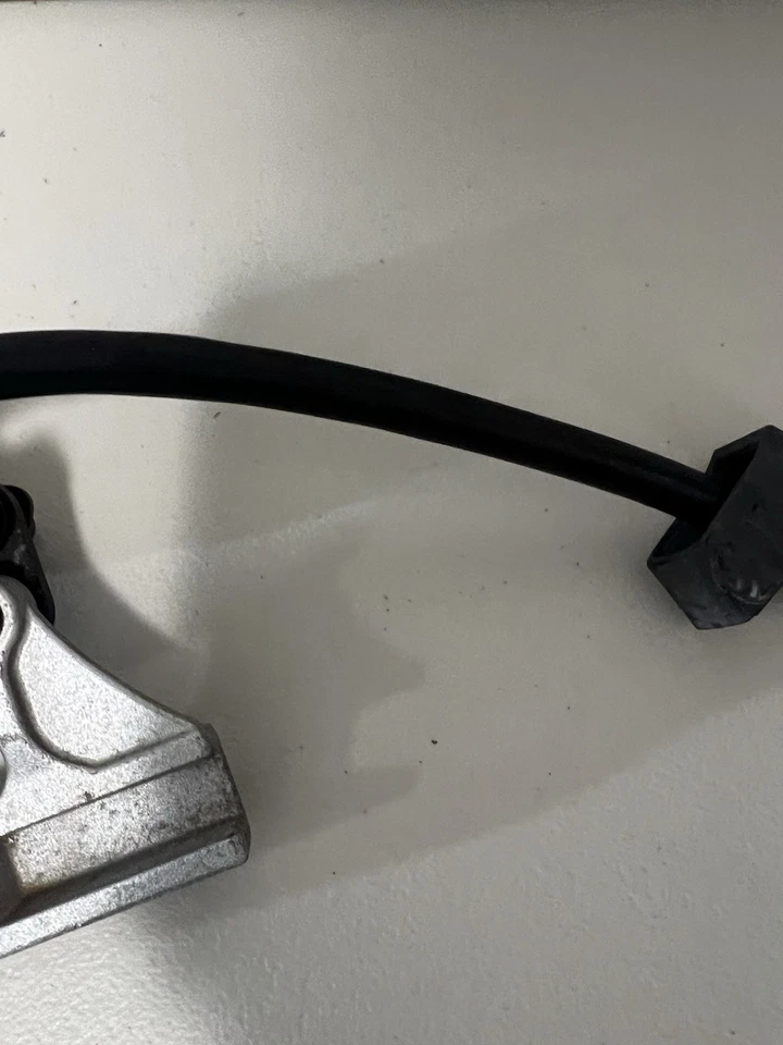 2003 2004 04 Kawasaki Ninja ZX6R ZX636 OEM línea de soporte de pinza de freno trasero Foto 3 de 4