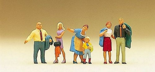 Preiser 10279 HO Scale Pedestrians -- Family in City - Picture 1 of 5