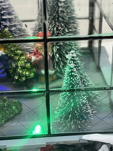 Invernadero Holiday Time Village iluminado funciona con pilas excelente estado - Imagen 22 de 24