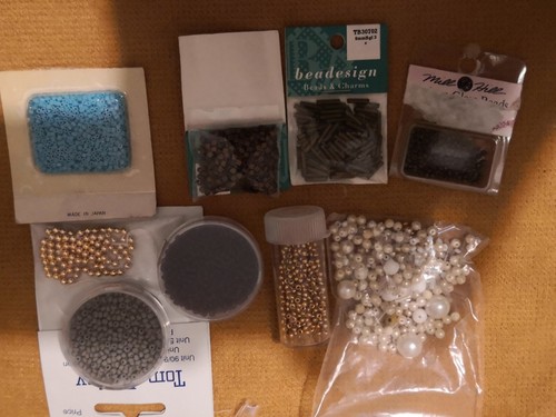 Good collection of BEADS (mostly plastic) for crafting - Picture 11 of 11