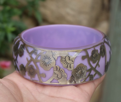 Vintage Pressed Brass Flower Filigree Reverse Purple Lucite/Resin Bangle - Bild 2 von 9