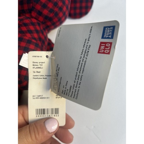 Juguete de peluche Disney X Uniqlo 11" Mickey en franela a cuadros nuevo con etiquetas rojo y blanco RARO - Imagen 5 de 7