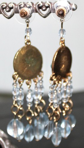 Orecchini pendenti traforati tono oro vortici lampadario perline blu - Foto 4 di 4