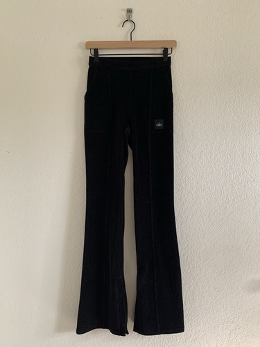Alo Yoga Damen Micro Cord Winter Break High Waist Schlaghose schwarz