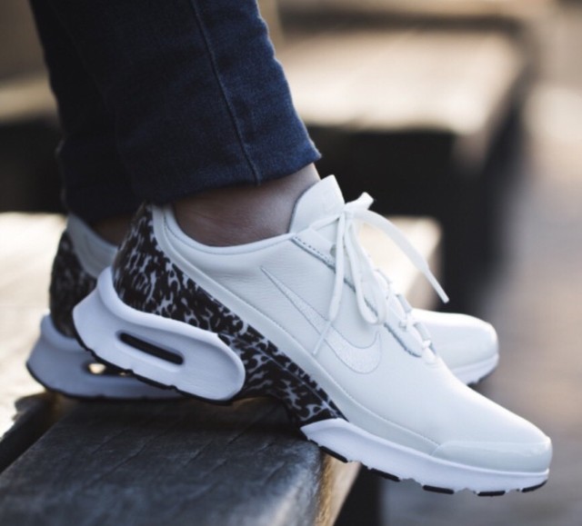 nike jewell lx premium