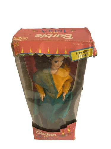 LEO Mattel Barbie In India Indian Market 9910 BRUNETTE YELLOW SAREE NRFB Rare - Picture 3 of 7