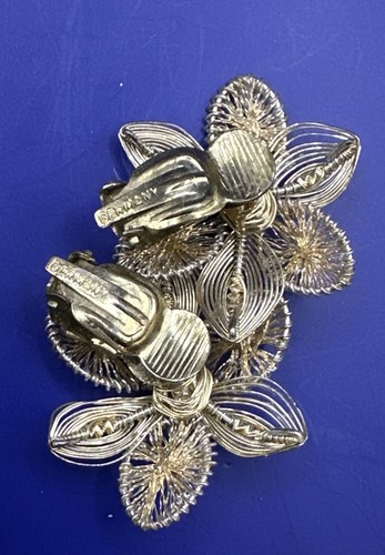 Pendientes con clip de alambre de filigrana de metal tono dorado Alemania cuentas florales de perlas de imitación - Imagen 4 de 5