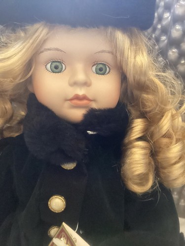 “Geppeddo” H16831 Porcelain Doll’s of The World NEW - Picture 3 of 11