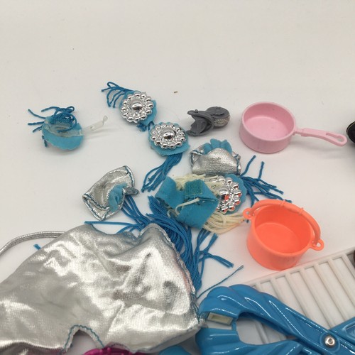 Konvolut Barbie Mattel und diverses Puppen Zubehör & Schuhe - Bild 8 von 10